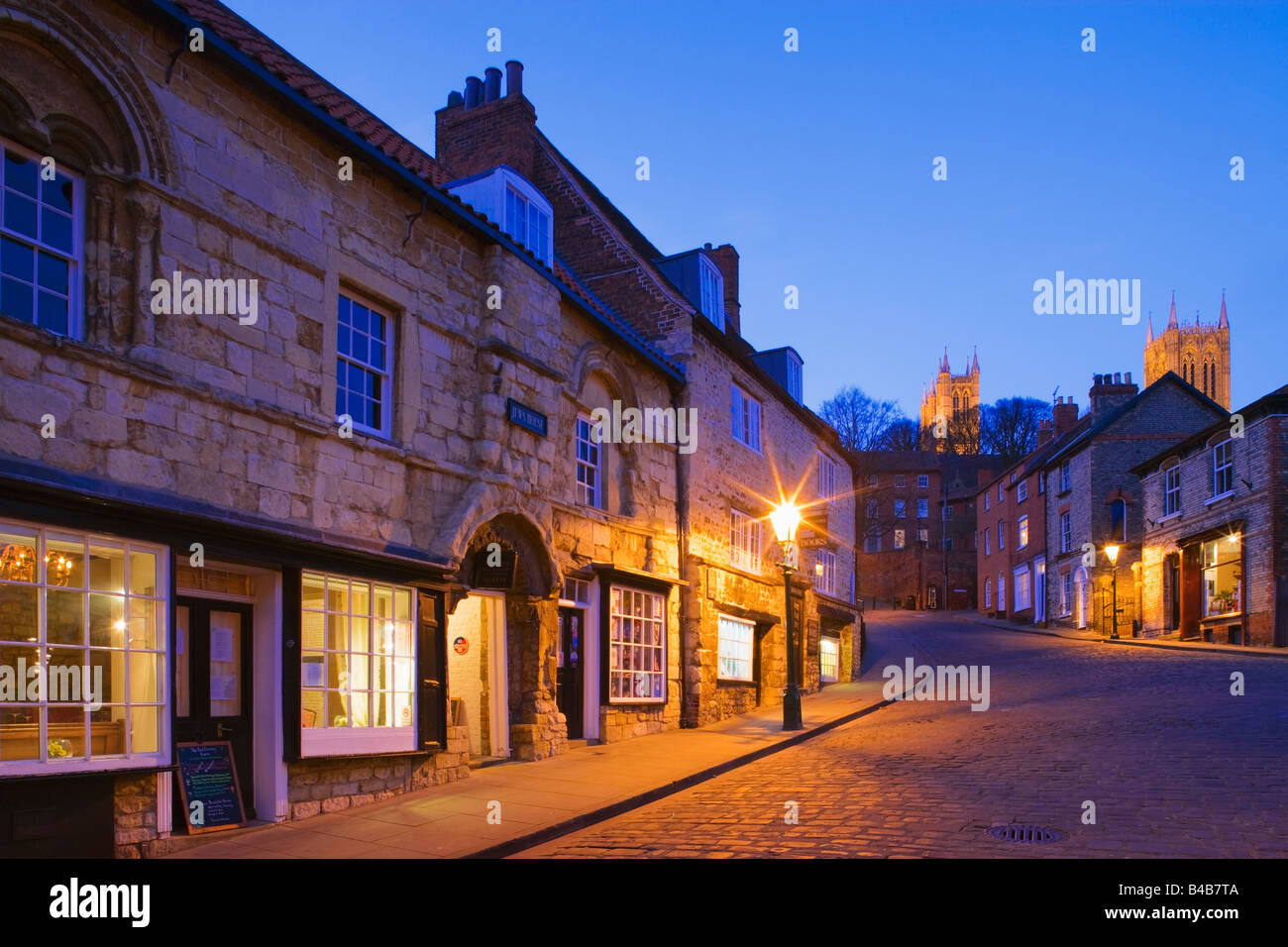 Ripida collina Lincoln guardando verso la Cattedrale Lincolnshire Inghilterra al crepuscolo Foto Stock