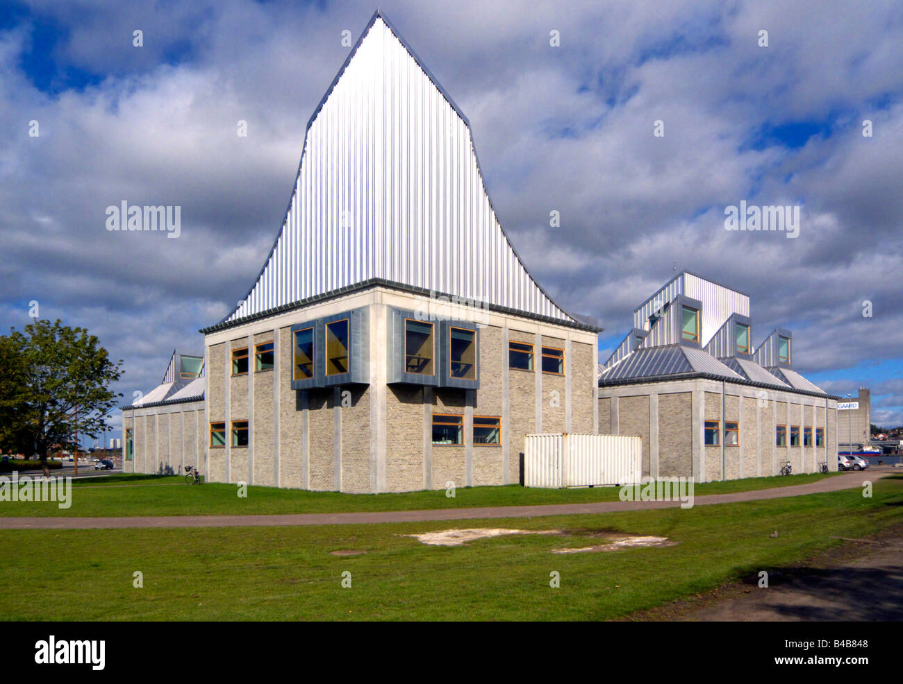 Vista da sud/est della nuova costruzione Utzon Center nel porto di Aalborg in Danimarca Foto Stock