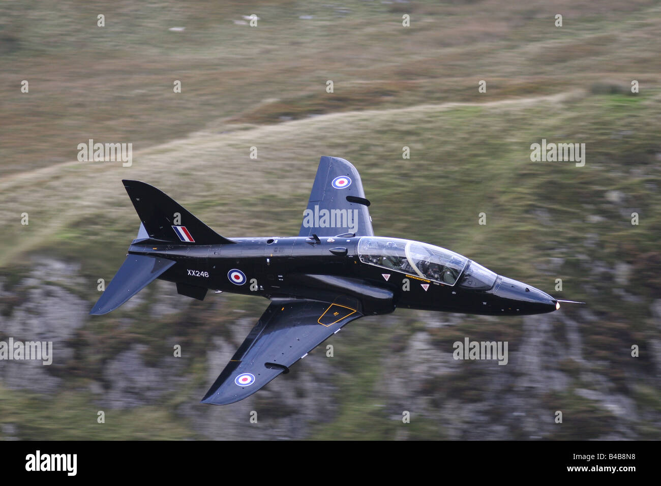 Un RAF hawk jet trainer mosca bassa attraverso le valli gallesi su una missione di addestramento Foto Stock