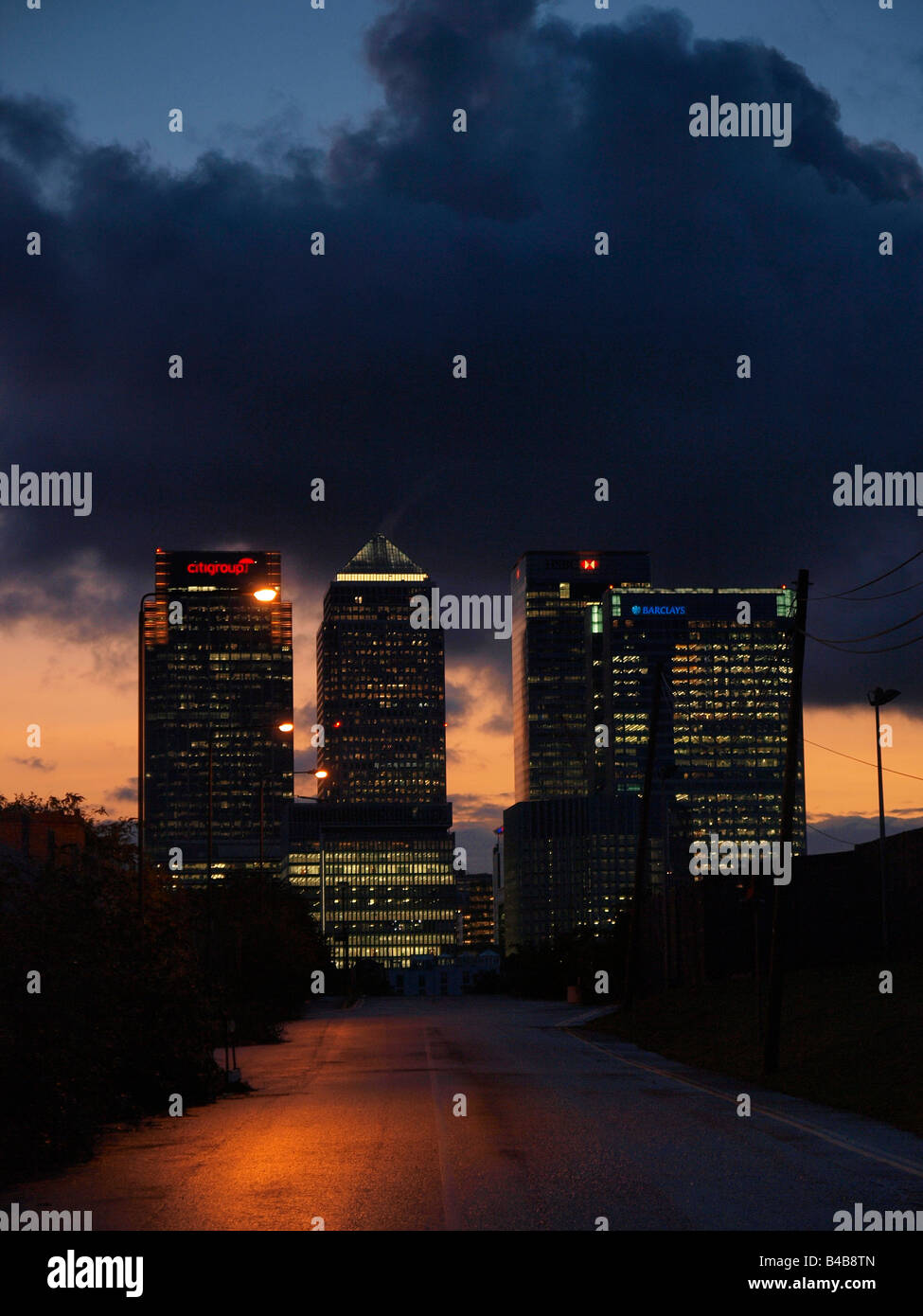 Canary Wharf bank torri di notte verticale di Docklands Londra REGNO UNITO Foto Stock