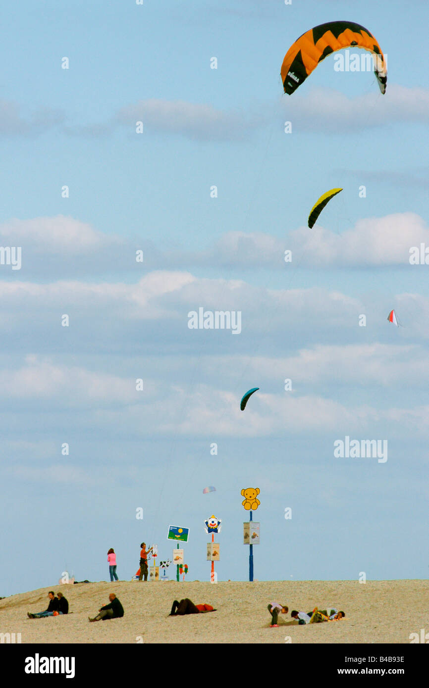 Molte gente stesa di spiaggia di sabbia aquilone volante parafoil powerkite estate tempo libero hobby vacanza Paesi Bassi Hoek van Holland Foto Stock