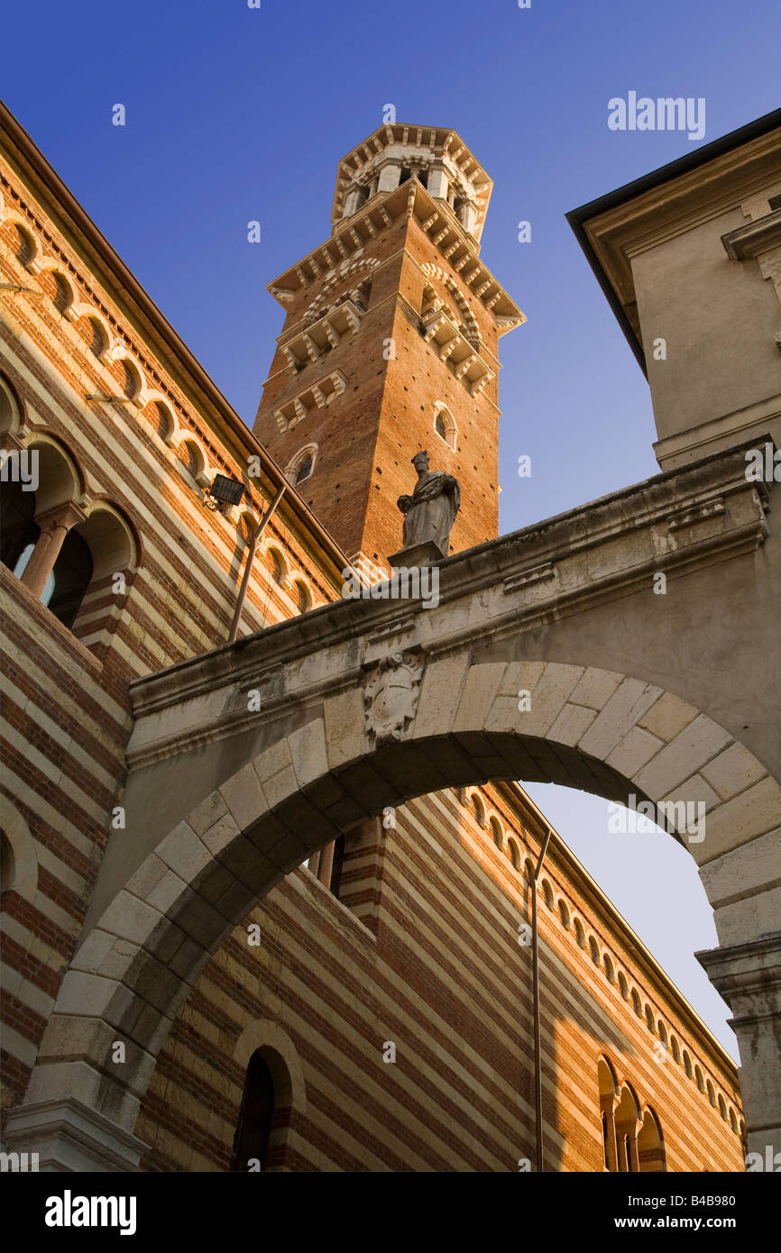 Torre dei Lamberti, la piu' alta torre in Verona, Piazza Erbe, Verona, Italia, sera la luce del sole. Foto Stock