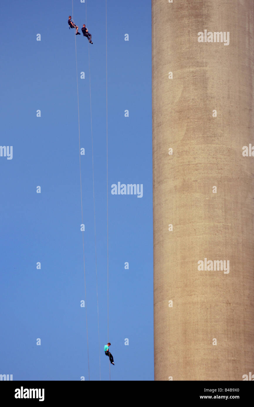 Due uomini persone appendere arrampicata corda linea torre di cemento Euromast mast blue sky sport ad alta altitudine pericolo divertimento Rotterdam Foto Stock