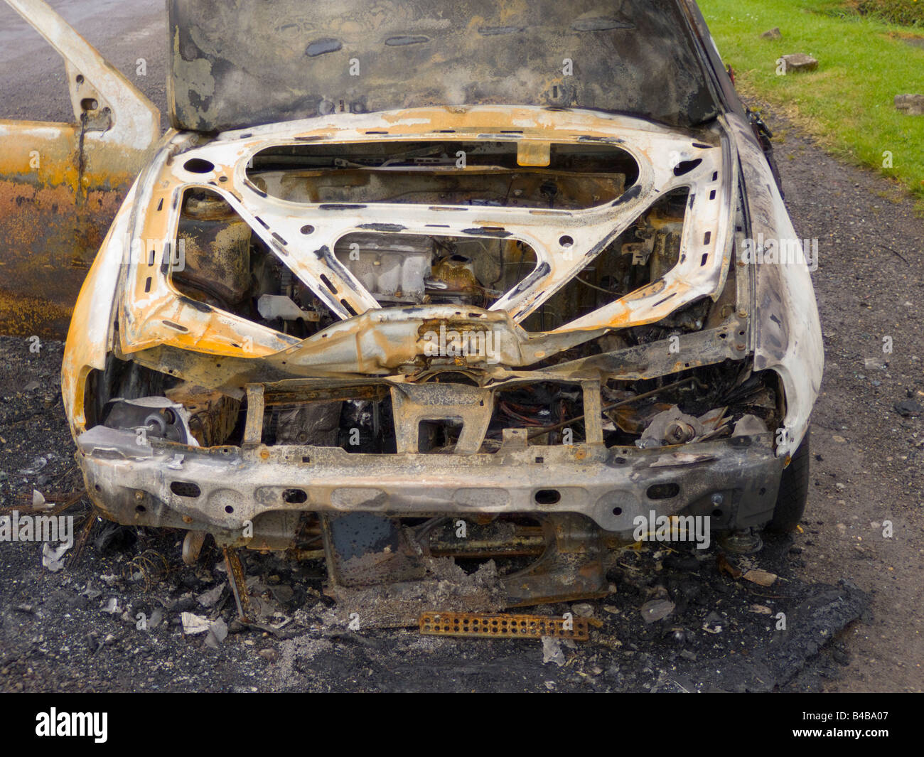 Auto rottamata bruciato bruciato dopo il furto Foto Stock