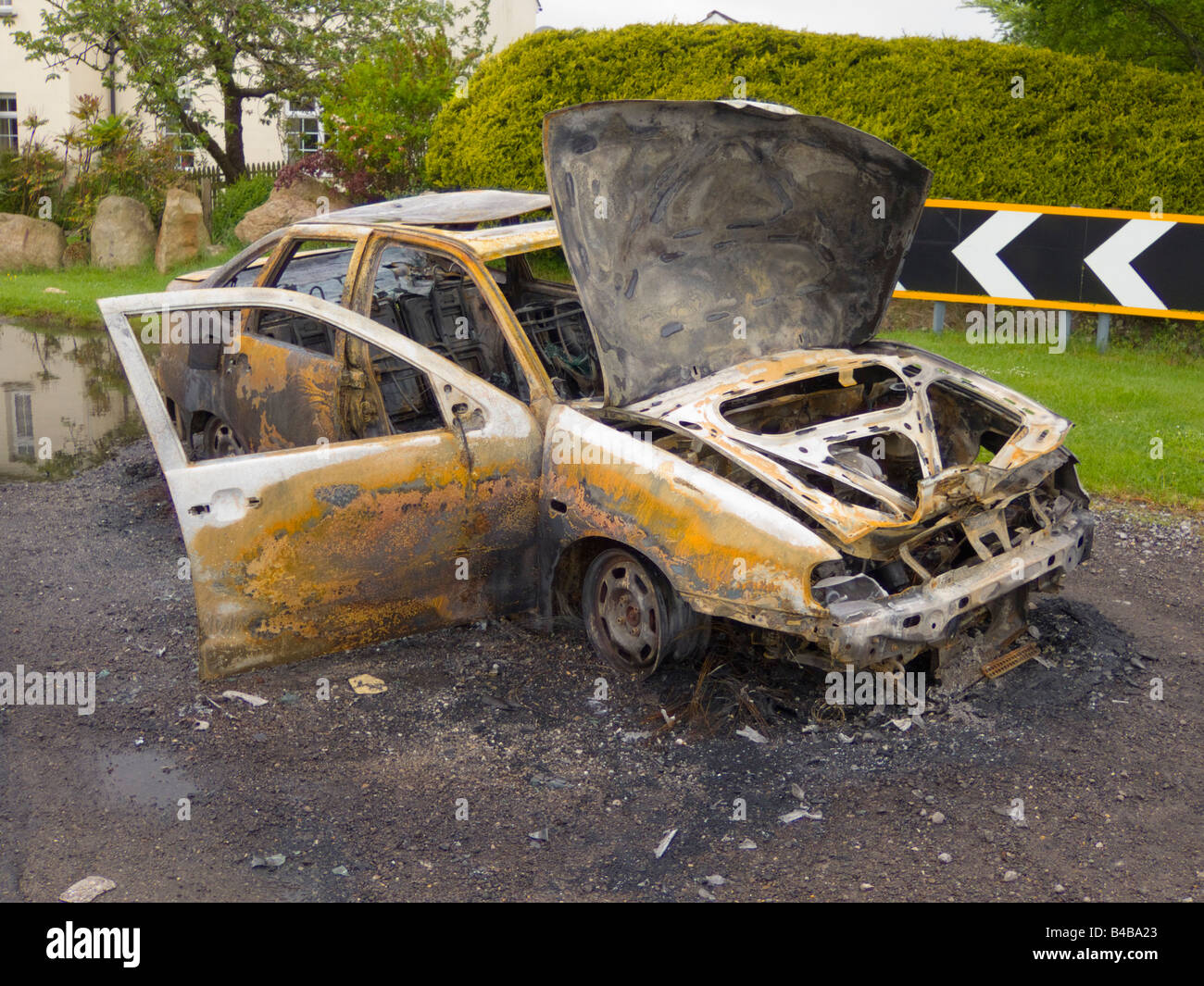 Auto rottamata bruciato bruciato dopo il furto Foto Stock