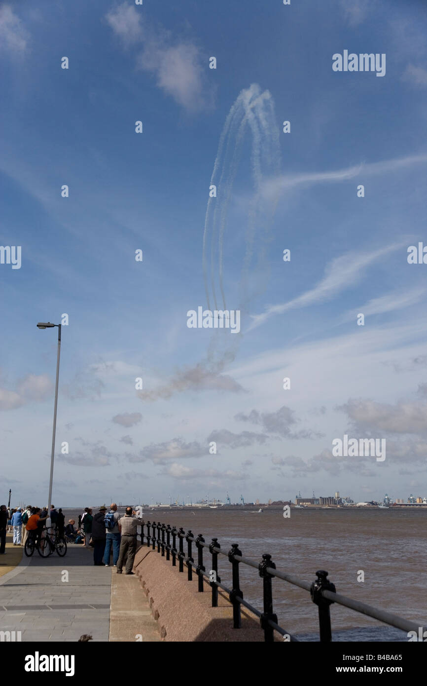 L'antenna Yakovlev team display sopra il fiume Mersey a Liverpool a Tall Ships Race Parade Foto Stock