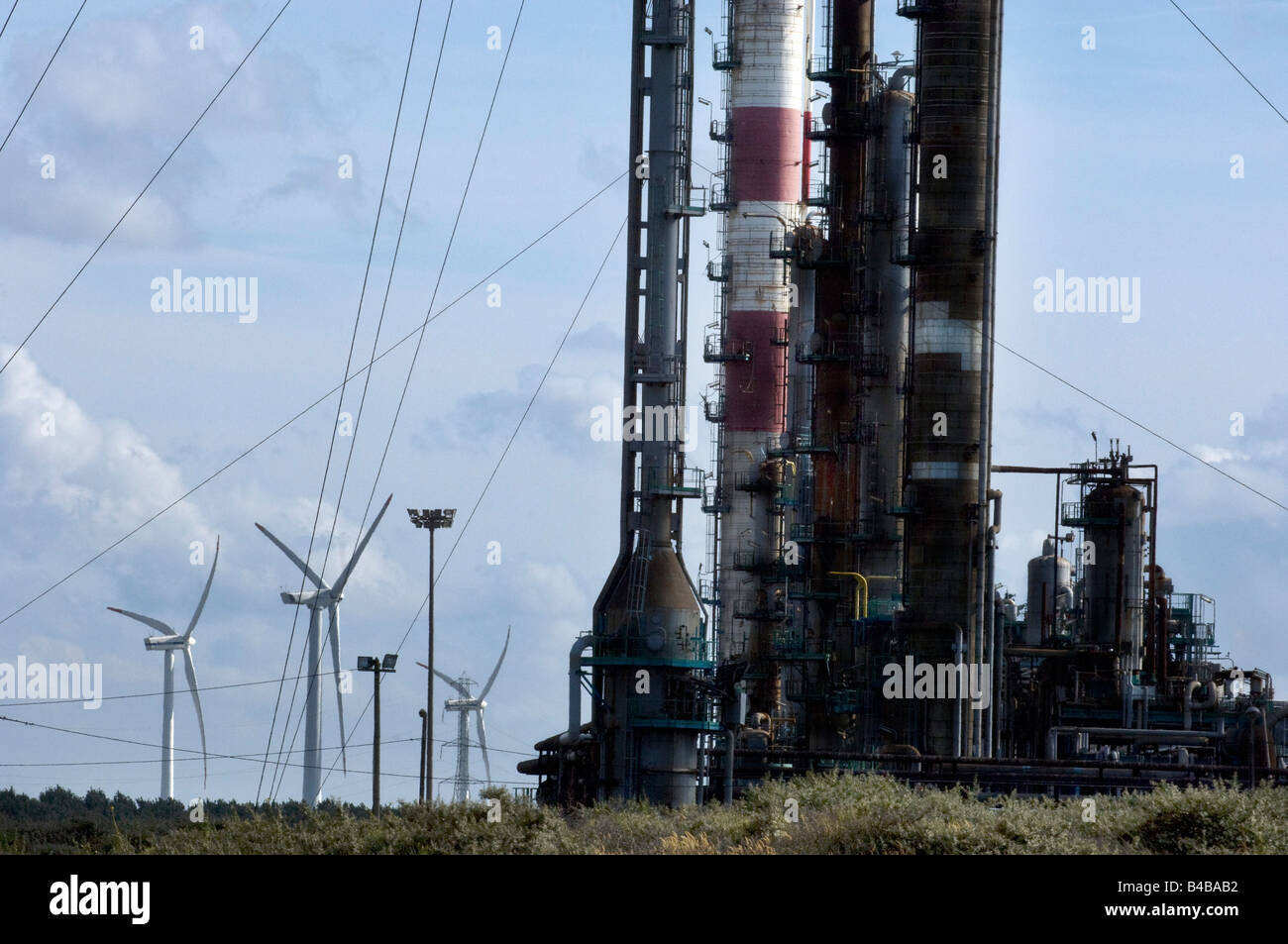 Il totale di petrolio raffineria di petrolio a Dunkerque Dunqurque nel nord della Francia che ha una fattoria eolica sul sito. Foto Stock