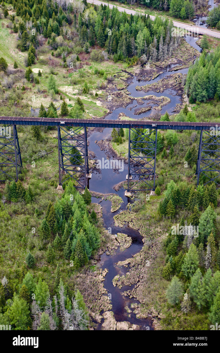 Livello alto ponte ferroviario vicino vicino alla città di Ouimet in Ontario, Canada. Foto Stock