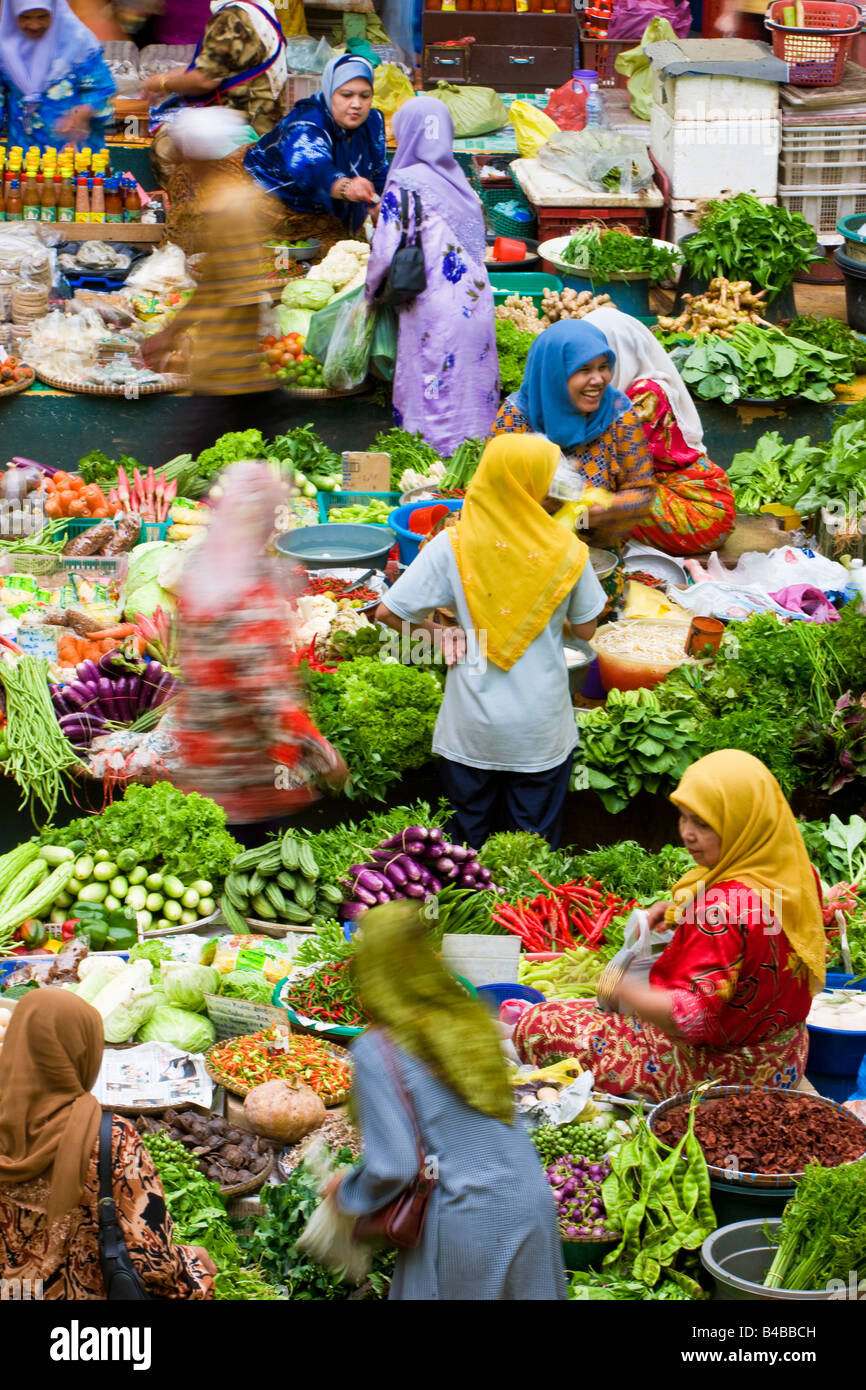 Asia, Malaysia, Kelantan Stato, Kota Bharu, Donne per la vendita di frutta e verdura nelle città mercato centrale Foto Stock