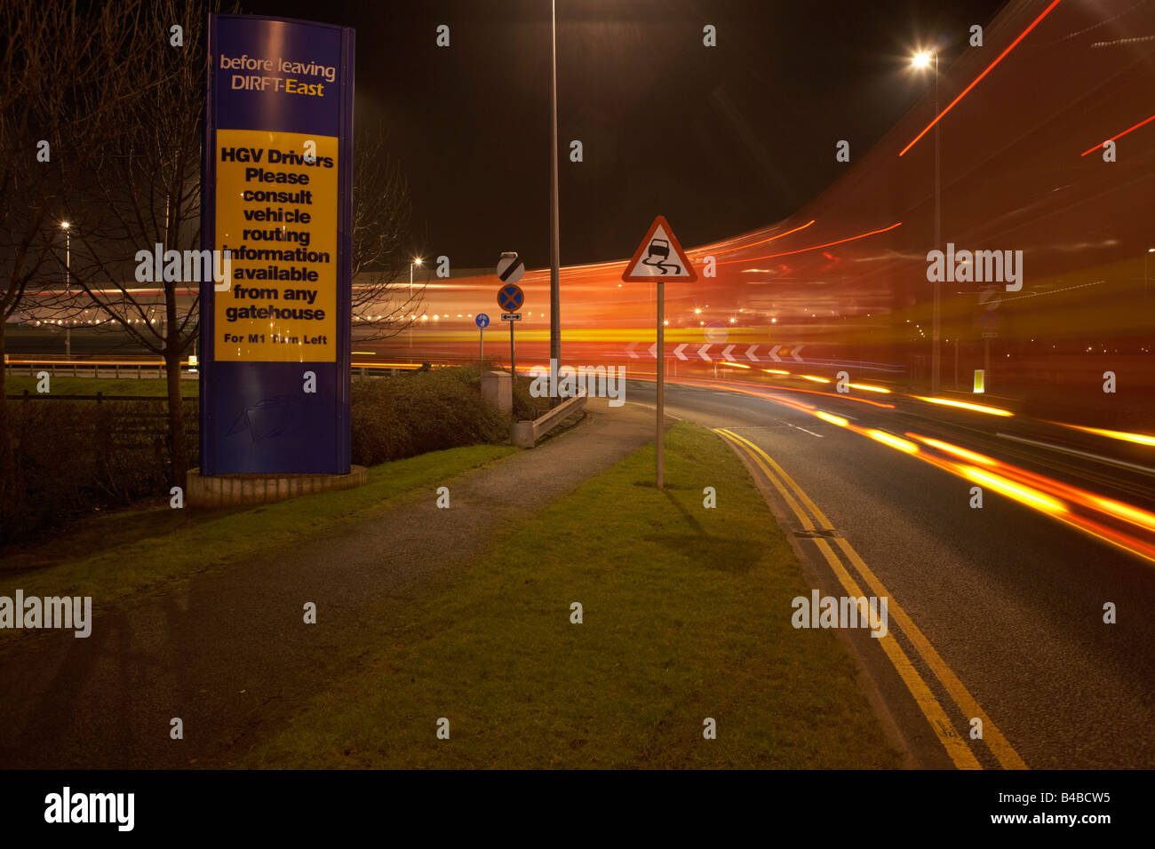 Le luci da notte industriale accelerare il traffico attraverso il DIRFT logistica magazzino park a Daventry Foto Stock