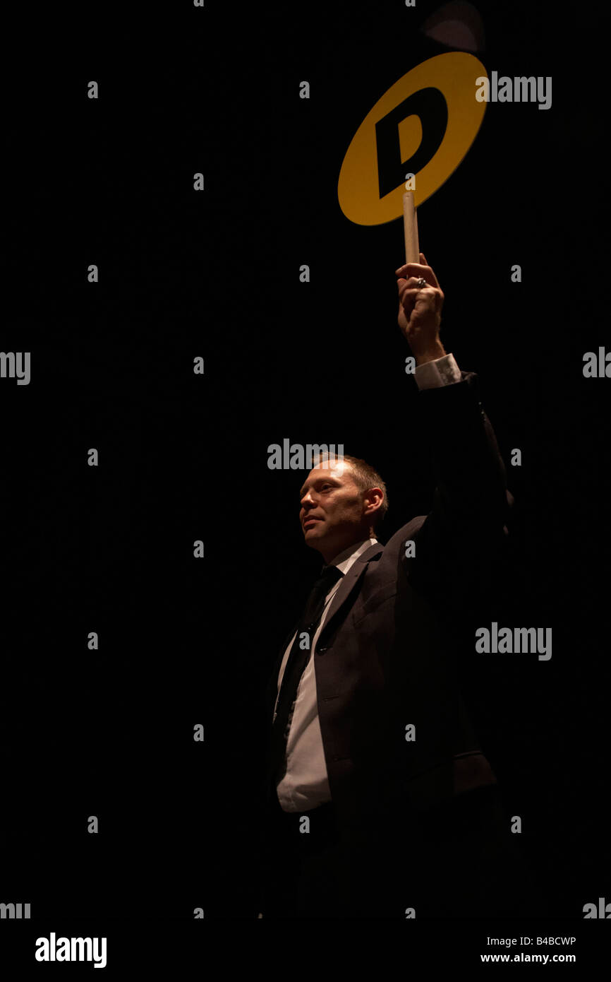 Una guida in ordine alfabetico attendono i dipendenti della società del rally giorno tenutasi per 3.000 UK personale di Excel, Docklands Foto Stock