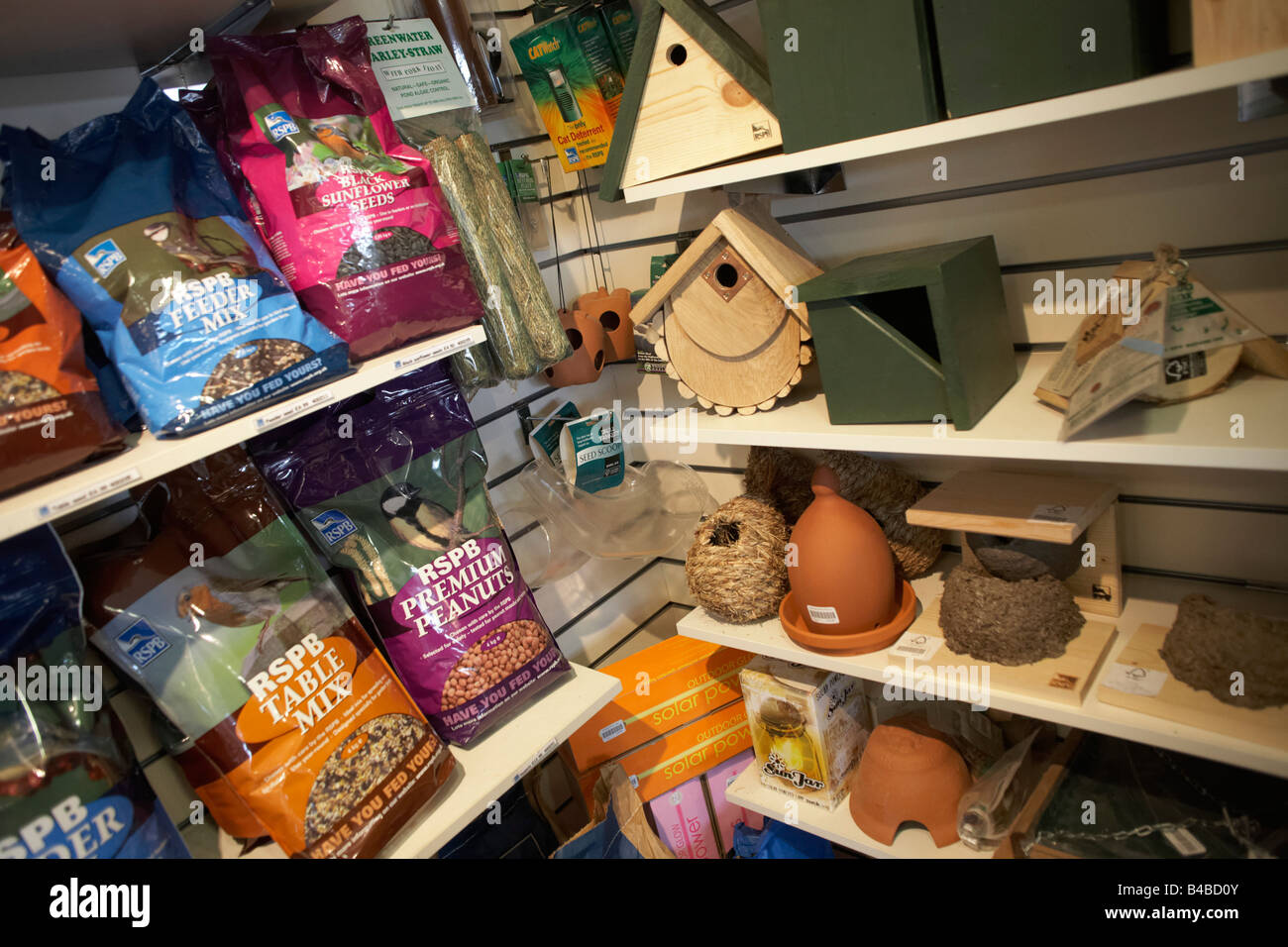 Sementi di uccelli, i dadi e le scatole in vendita nel negozio al RSPB's bird e riserva naturale a Rainham paludi, Essex Foto Stock