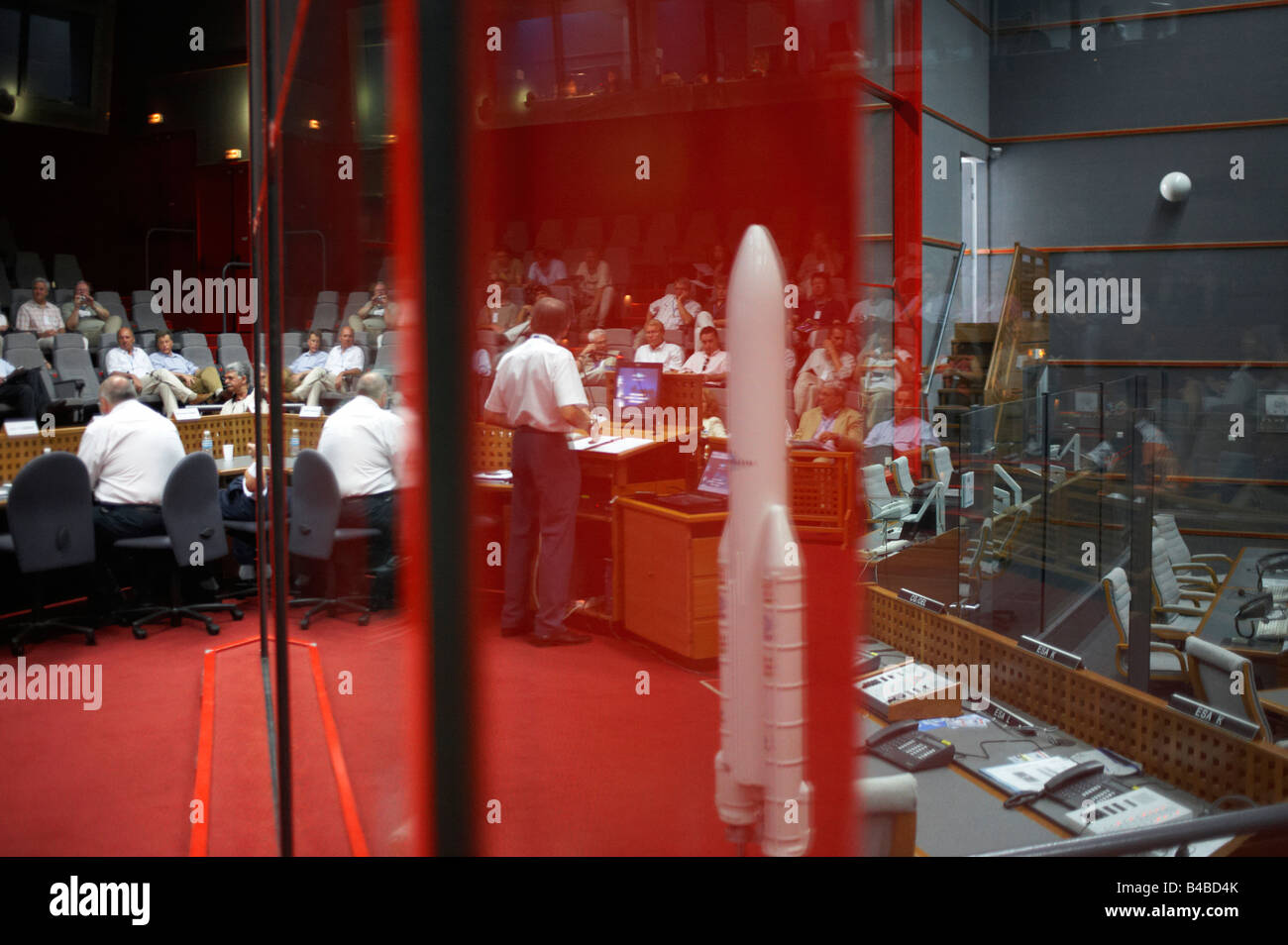 Conferenza stampa data ai media presso l'Agenzia Spaziale Europea Giove Centro di controllo ore prima del lancio del satellite Ariane Foto Stock