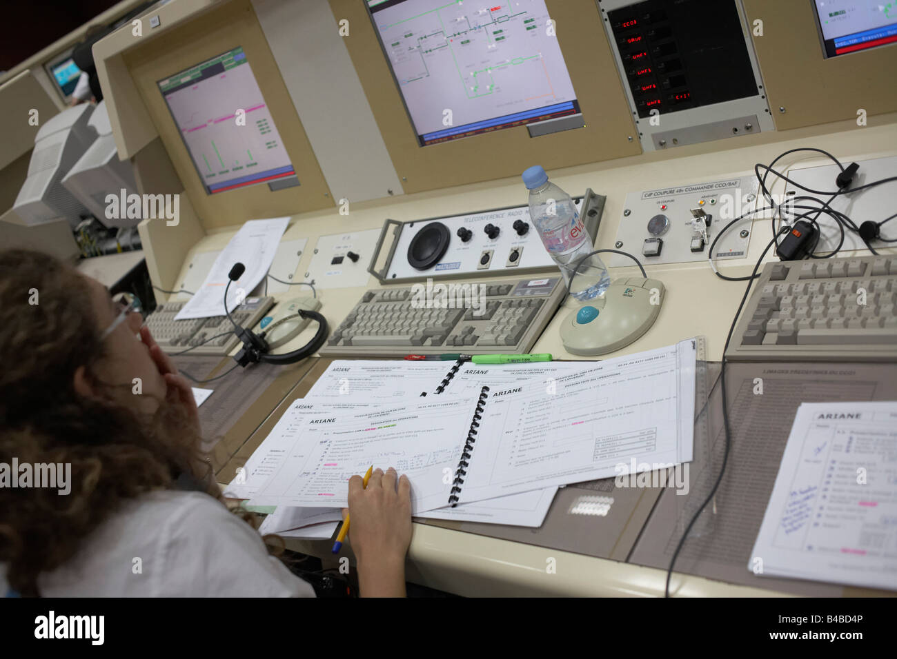 Una femmina di Agenzia Spaziale Europea tecnico al lancio di Ariane di monitor di controllo di sistemi a razzo ore prima di prendere via satellite-off Foto Stock