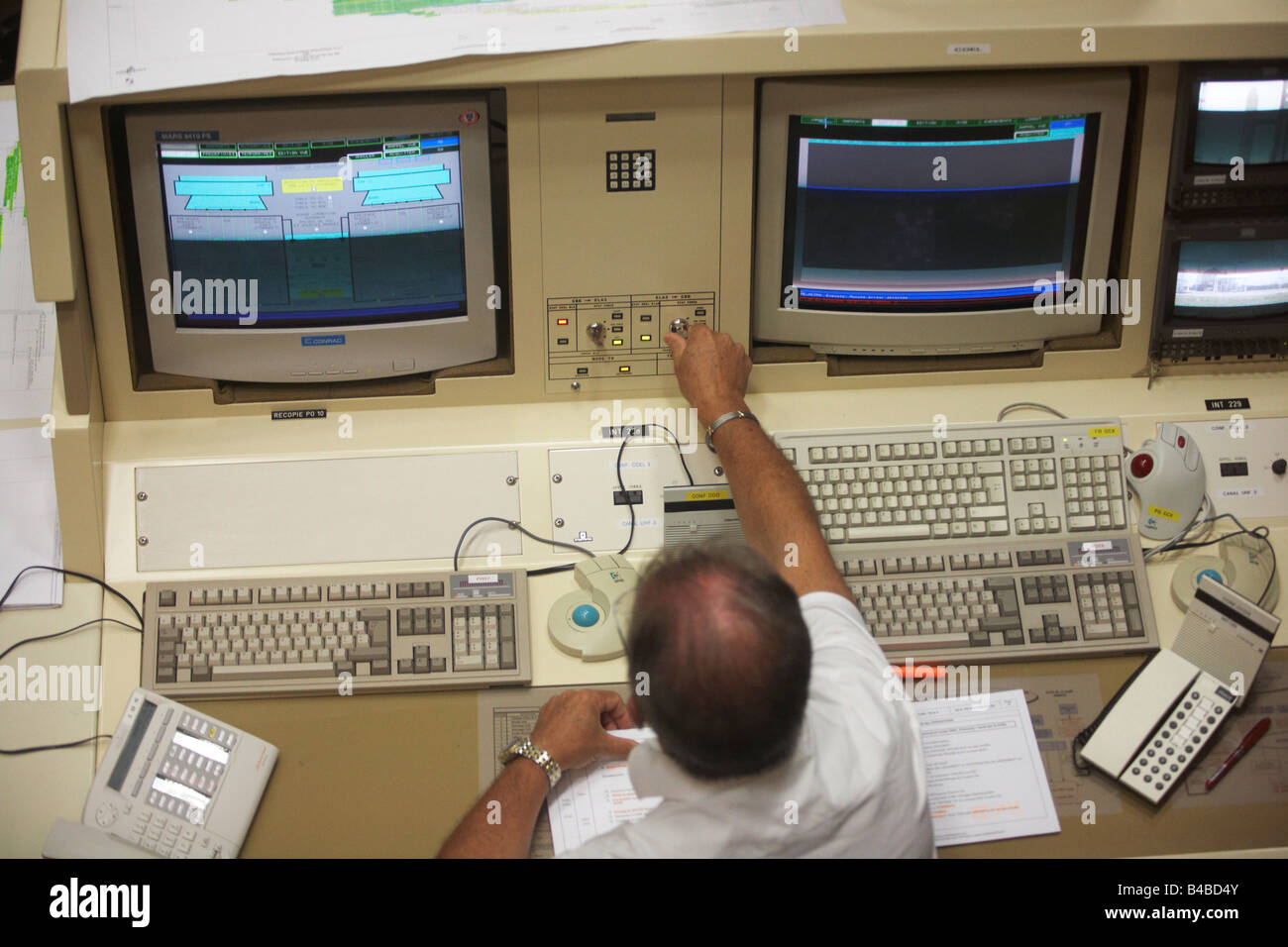 Un Agenzia Spaziale Europea tecnico al lancio di Ariane di monitor di controllo di sistemi a razzo ore prima di un lancio del satellite Foto Stock
