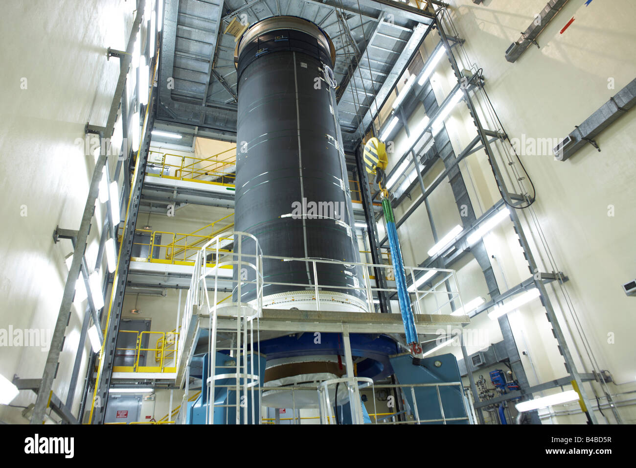 Un razzo Ariane 5 in Europropulsion Booster dell edificio integrazione all'Agenzia spaziale europea di Kourou spaceport Foto Stock