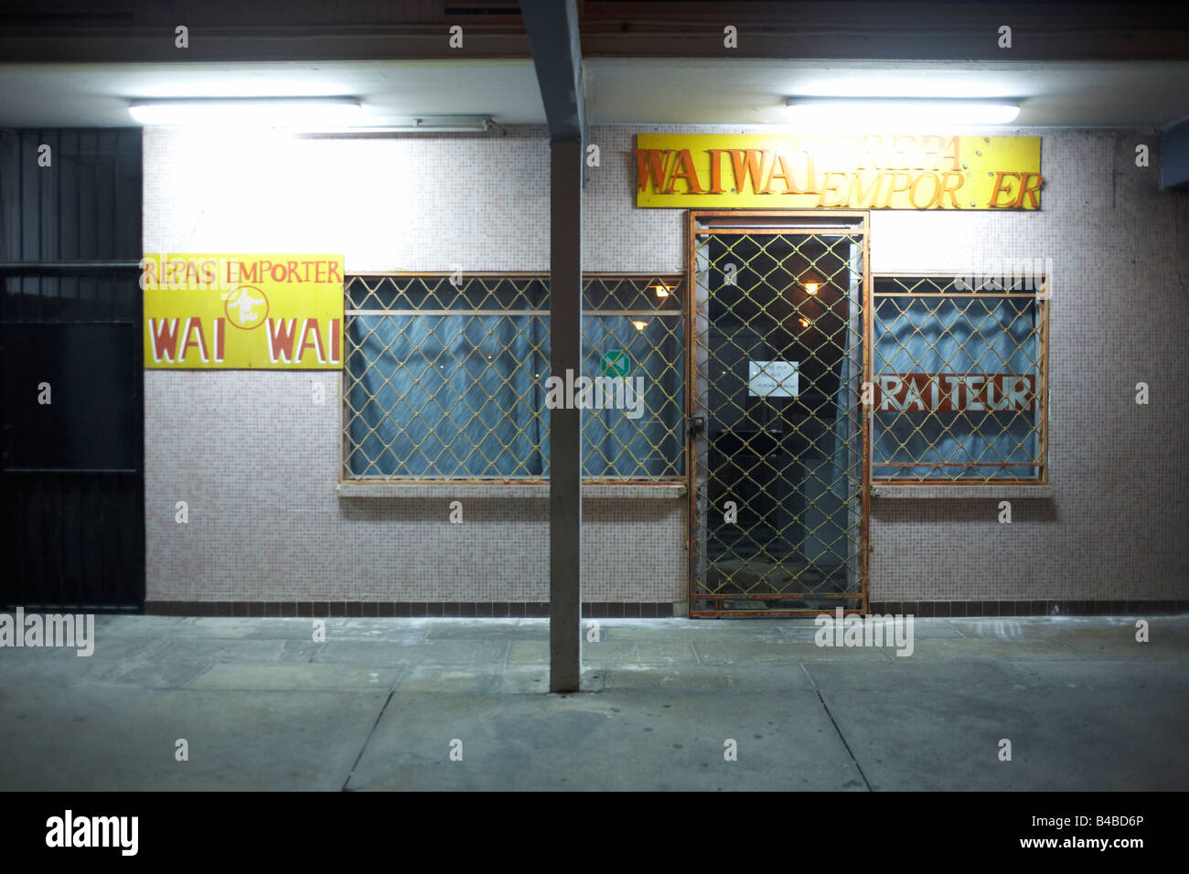 Un ristorante business shut up per la notte nel nuovo quartiere di Kourou coloniale in Guiana francese Foto Stock
