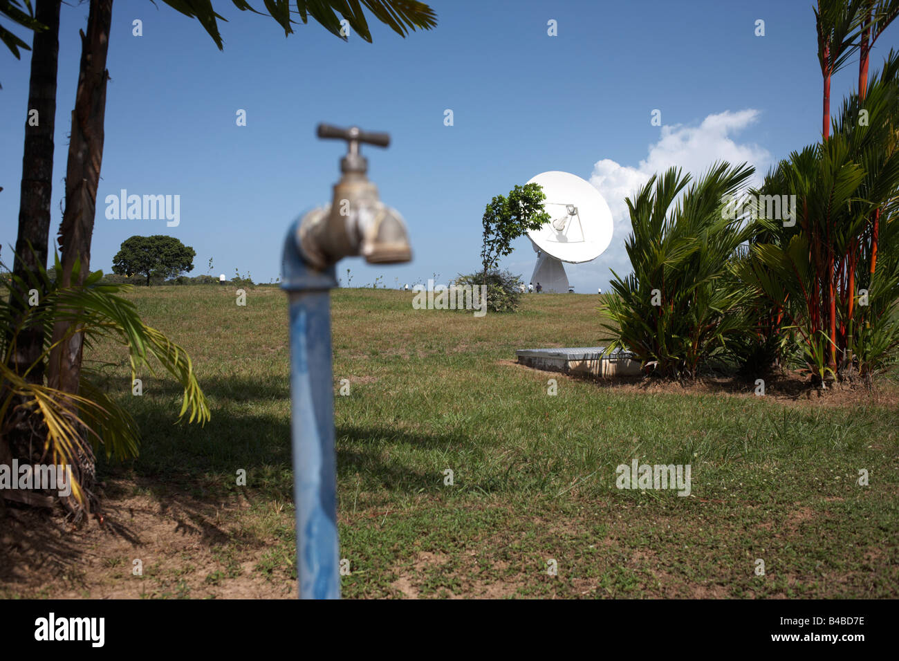 Un caldo paesaggio tropicale con rubinetto di acqua e di localizzazione via satellite dish al VT Merlin Diane stazione di tracking, Guiana francese Foto Stock