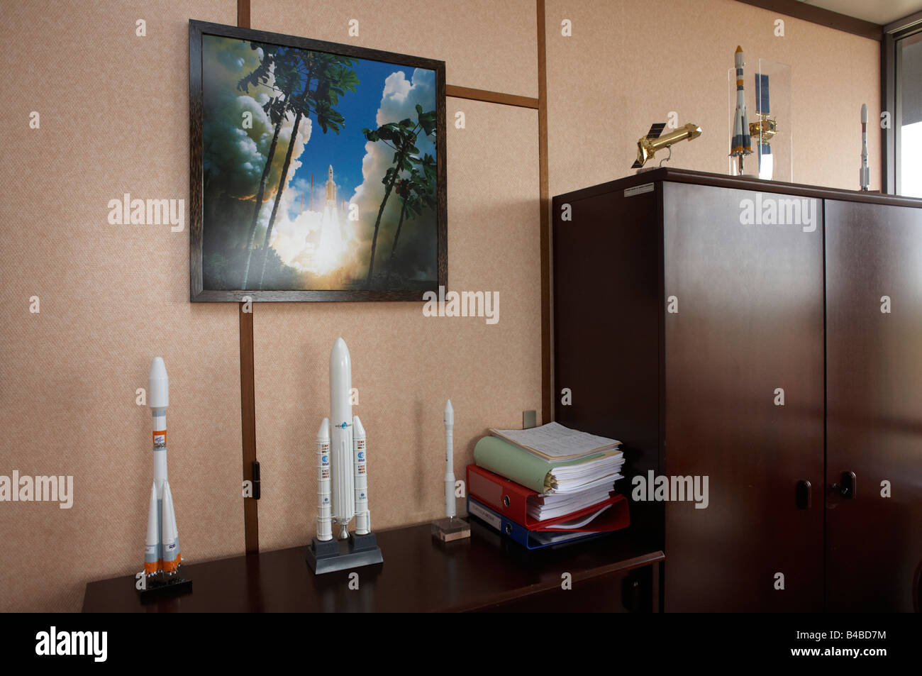 Arianna lancio del razzo e modelli di satellite in piedi in ufficio di Michel Bartolomey, testa di Arianespace, Guiana francese Foto Stock