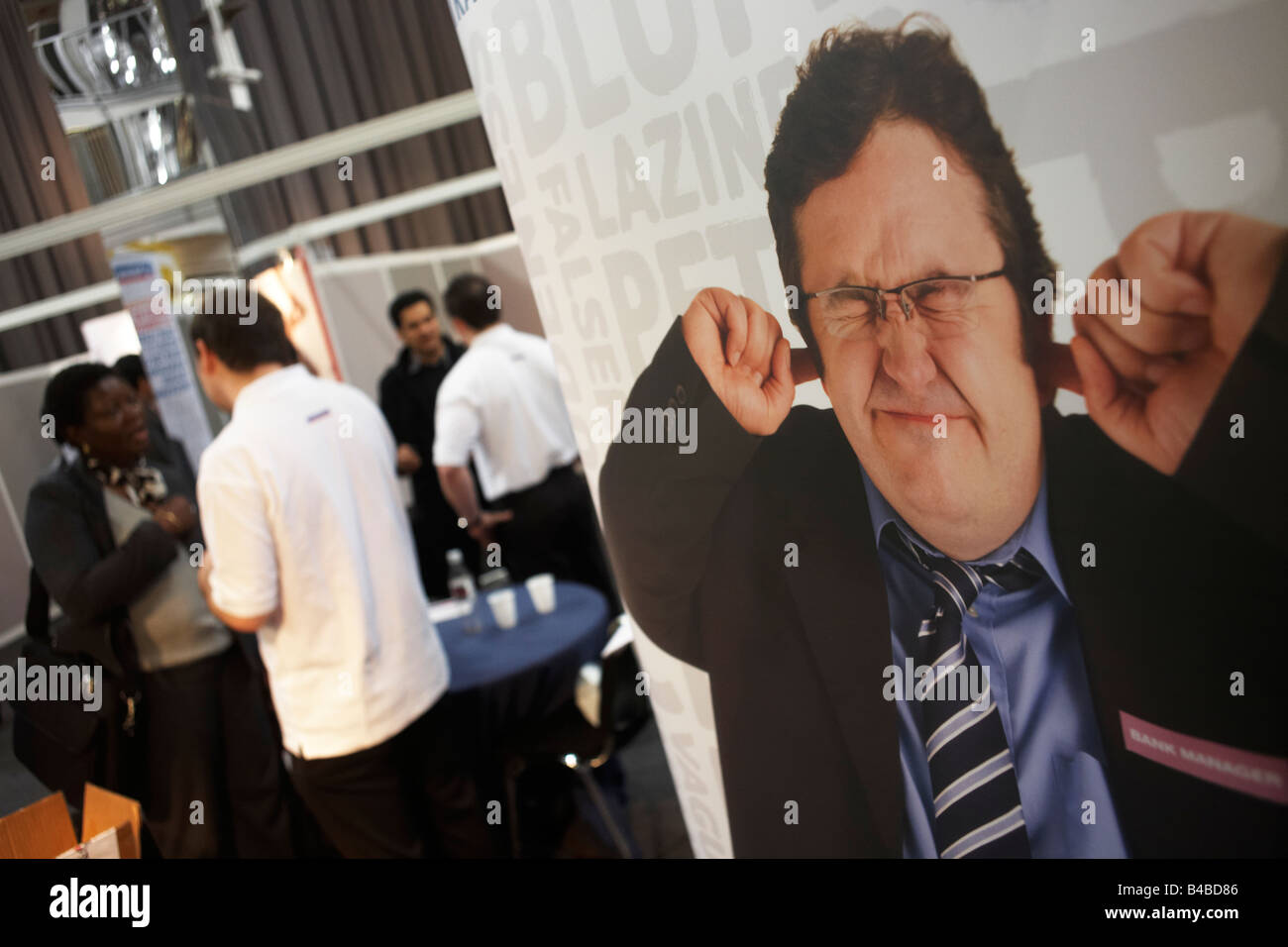 I giovani richiedenti lavoro chiedere consigli a un laureato fiera dove azienda job reclutatori di incontrare i giovani di iniziare il lavoro Foto Stock