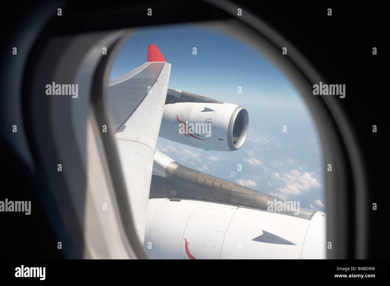 Nuvole e cielo blu sopra l'Oceano Indiano sono di gran lunga al di sotto dello Sri Lanka Airlines Airbus porta del parafango e motori CFM Foto Stock