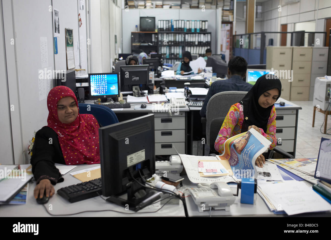 Misto ufficio sesso con gli uomini lavorano al fianco di onorevoli colleghe che indossa il hejab presso il governo delle Maldive il ministero della Pesca Foto Stock