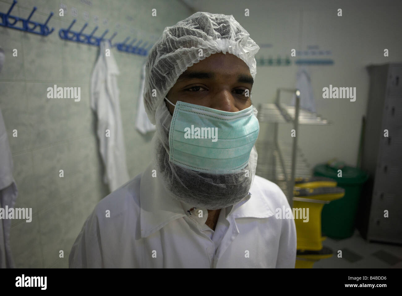 Manager mascherato per il tonno albacora di elaborazione al Cyprea alimenti marini UE-standard di fabbrica a Himmafushi, Repubblica delle Maldive Foto Stock