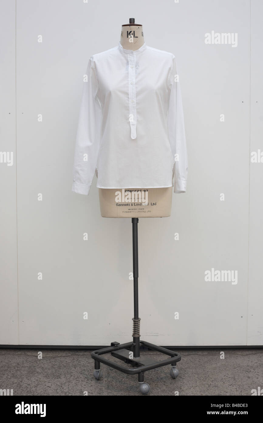 Un semplice bianco maglia di cotone impostato su una sarta sartoria manichino nel design studio a couturier Margaret Howell's workshop Foto Stock