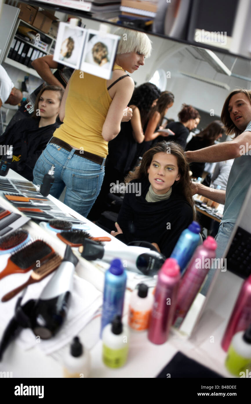 Make-up e hair stylist modelli pronti a British designer di moda Margaret Howell in autunno fashion show nel suo studio di design Foto Stock