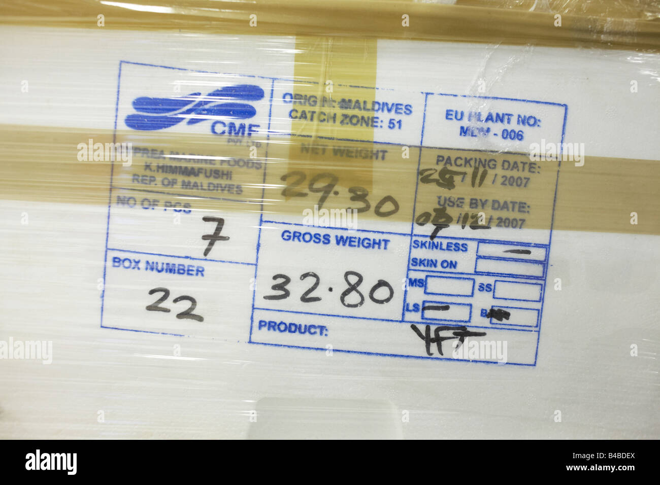 Stampigliato partita dettagli su una scatola di polistirolo di fresco Maldive tonno in giacenza presso un aeroporto di Heathrow magazzino Foto Stock