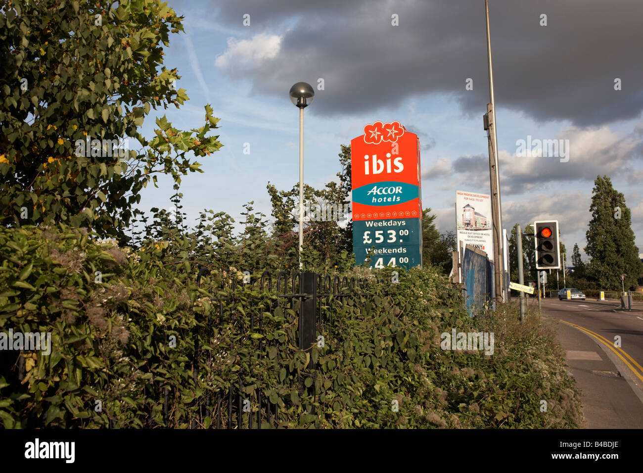 Un Ibis motel segno su una strada industriale pubblicizza le camere a partire da £44 giorni feriali a West Thurrock, Thames Gateway Foto Stock