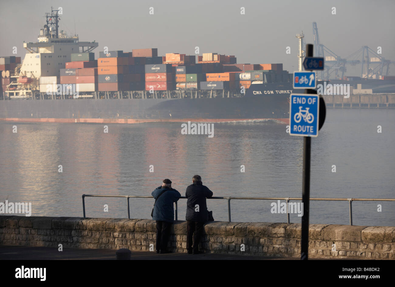 La nave da carico CMA CGM Turchia facilita il passato due anziani nave spotter che accedono i suoi dettagli sul Fiume Tamigi Foto Stock