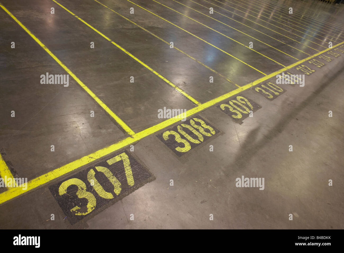 Verniciato giallo corsie sul pavimento del Sainsbury's 700.000 piedi quadrati (57,500mq) Supermercato deposito di distribuzione a Waltham punto Foto Stock