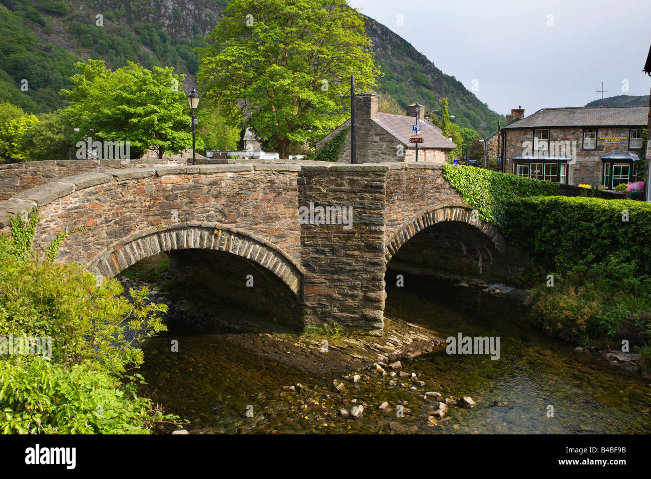 Ponte sul Fiume Colwyn Beddgelert Snowdonia nel Galles Foto Stock