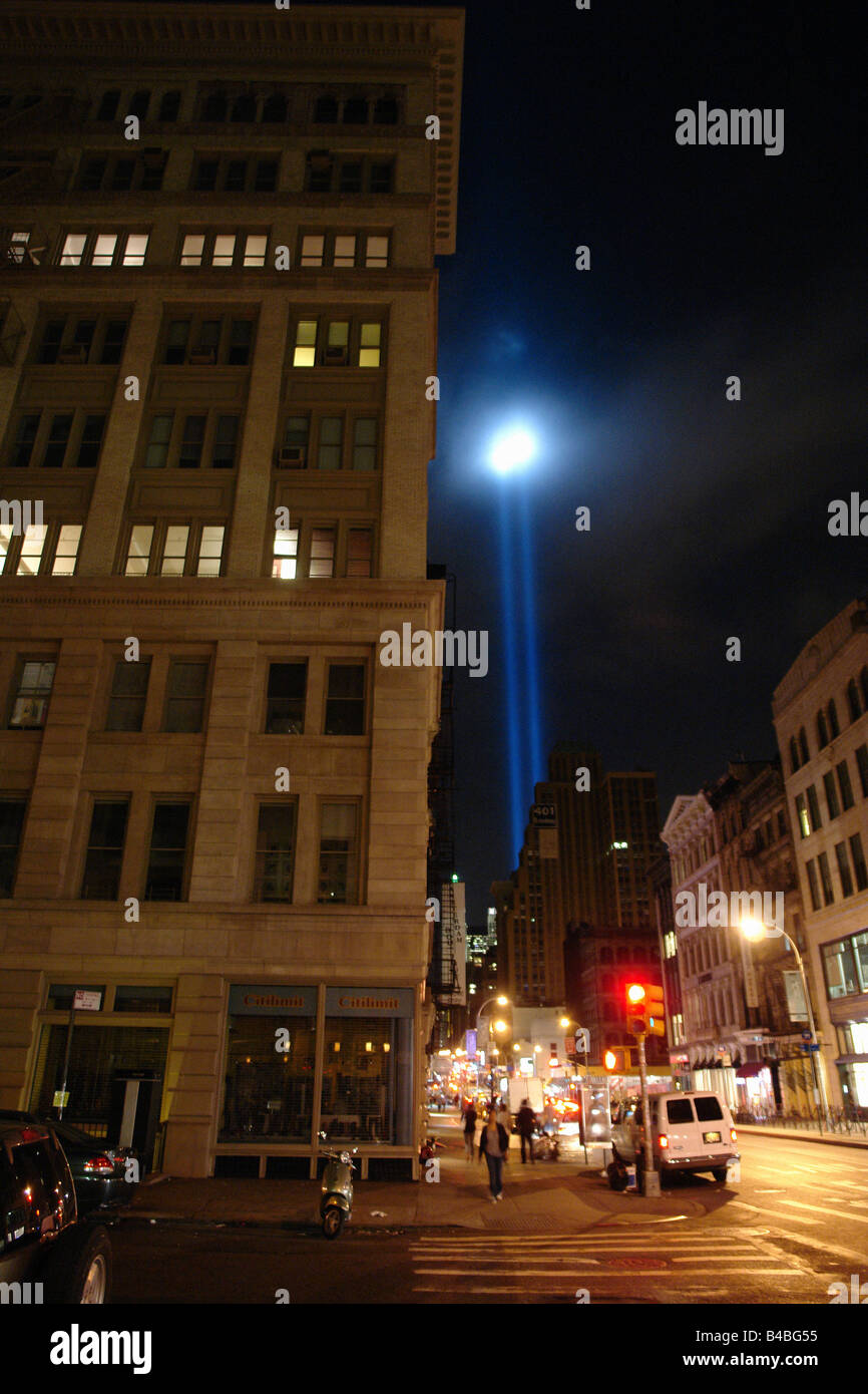 Fasci di luce a Ground Zero World Trade Center che simboleggiano le Torri Gemelle a New York City USA su Settembre 11 2008 Spazio di copia Foto Stock
