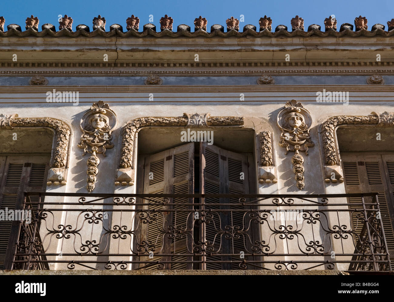 Una miscela di stile neo classico e decorazioni art noveau sulla facciata di una casa nel centro storico della città di Nafplio, Argolid, Peloponneso, Grecia Foto Stock