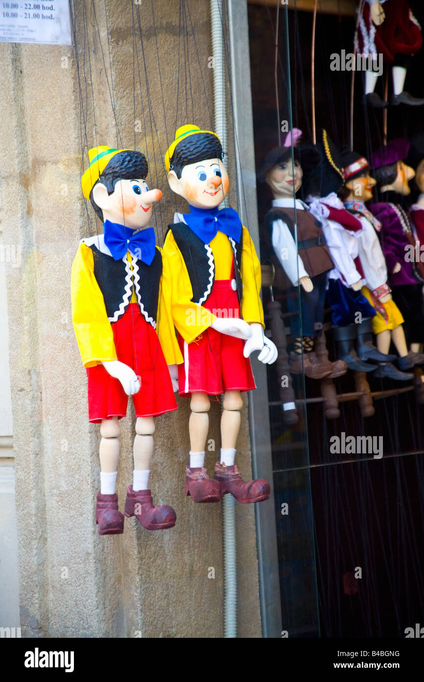 Legno di Pinocchio marionette a filo appeso al di fuori di un negozio a Praga, Boemia, Repubblica Ceca Foto Stock