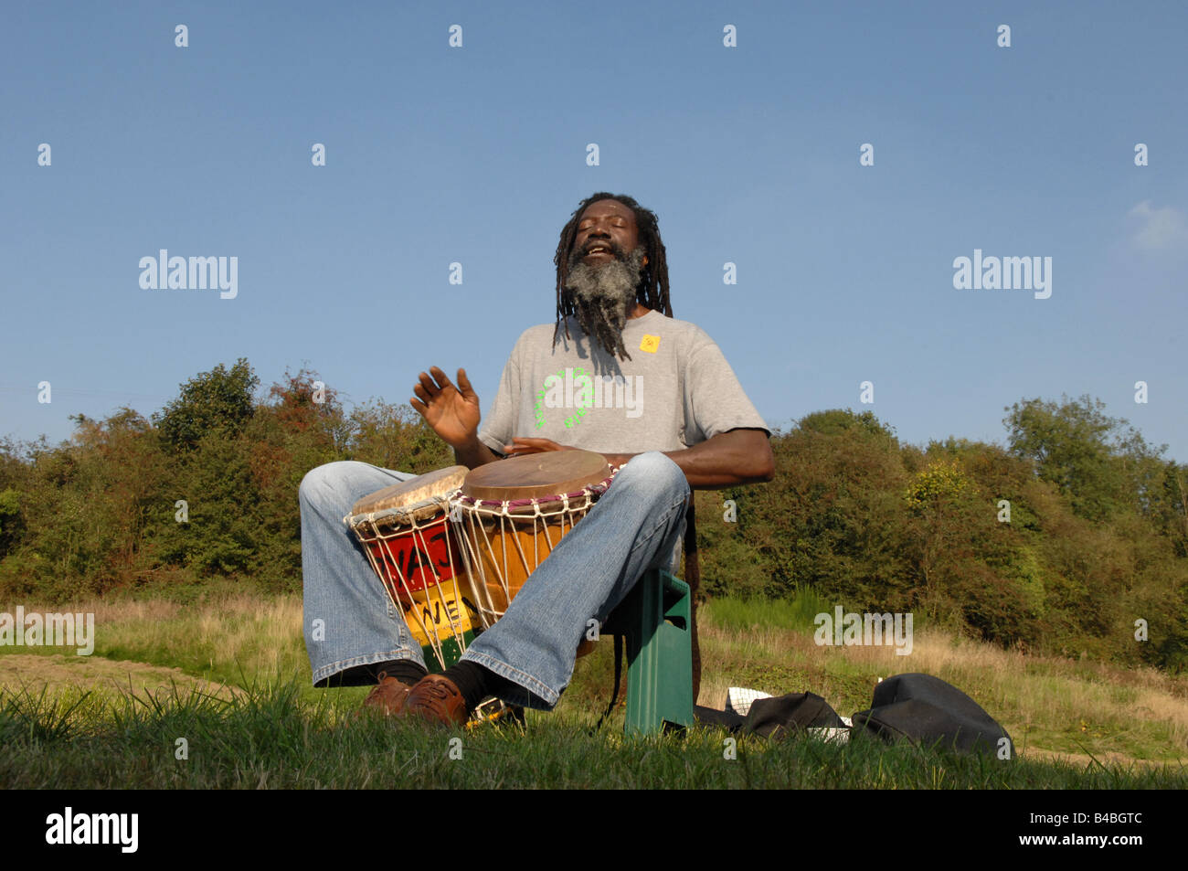 Paesi dell'Africa, dei Caraibi Drumming musicista Olugbala Kokumo Foto Stock