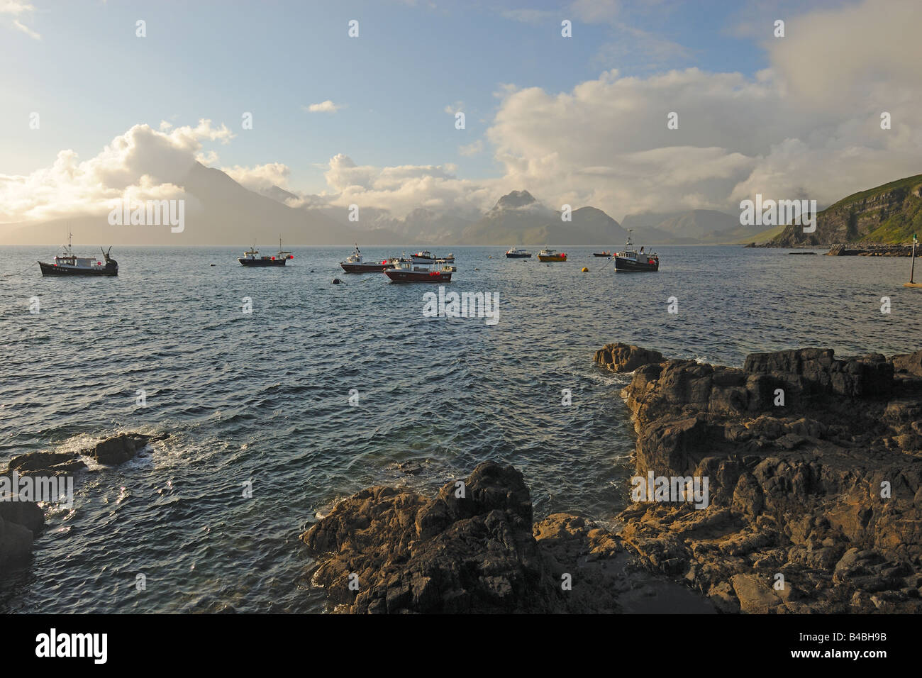 Guardando sul Loch Scavaig dal villaggio di Elgol al Cuillin Hills, Isola di Skye, Scotland, Regno Unito. Foto Stock