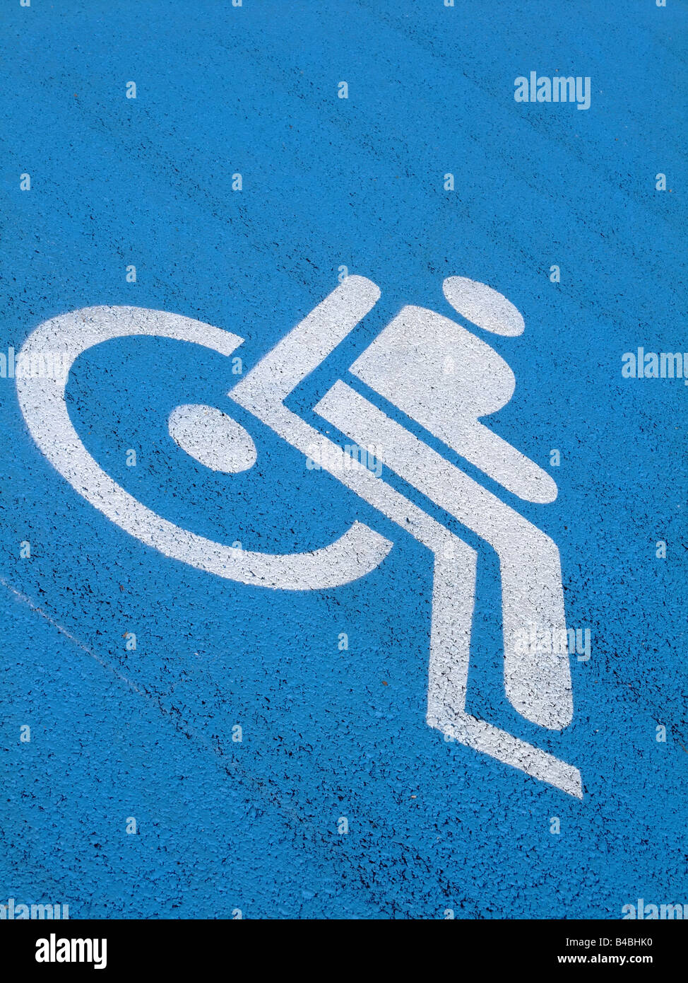 Handicap / parcheggio disabili spazio su un supermercato francese Foto Stock