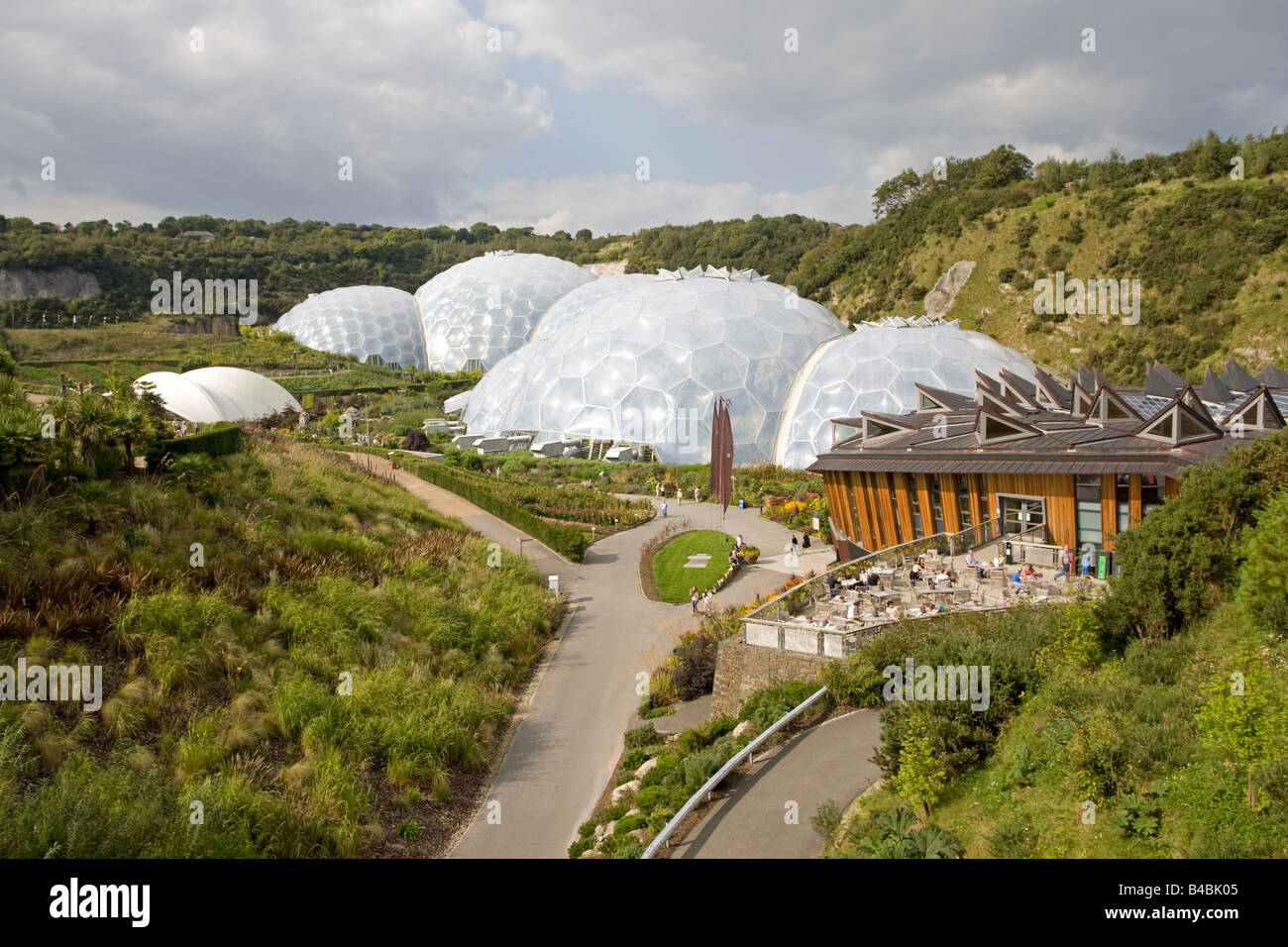 Panoramica generale di biomi e Giardini Eden Project Bodelva St Austell Cornwall Regno Unito Foto Stock