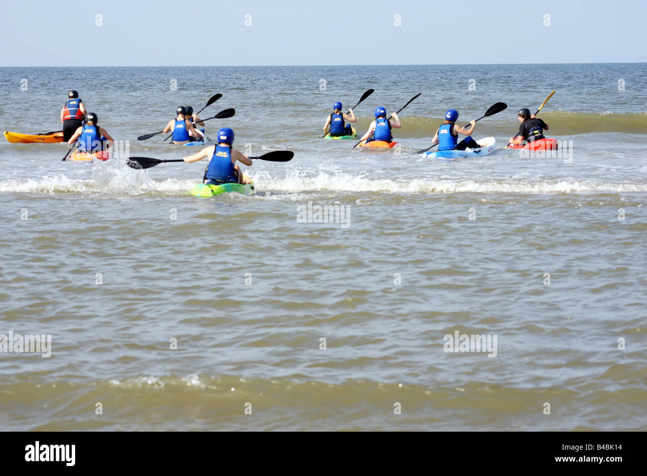 Gruppo folla di persone cayaking canoa cayak canoa sea wave acqua barca a remi superficie molti orizzonte colorati Paesi Bassi Foto Stock