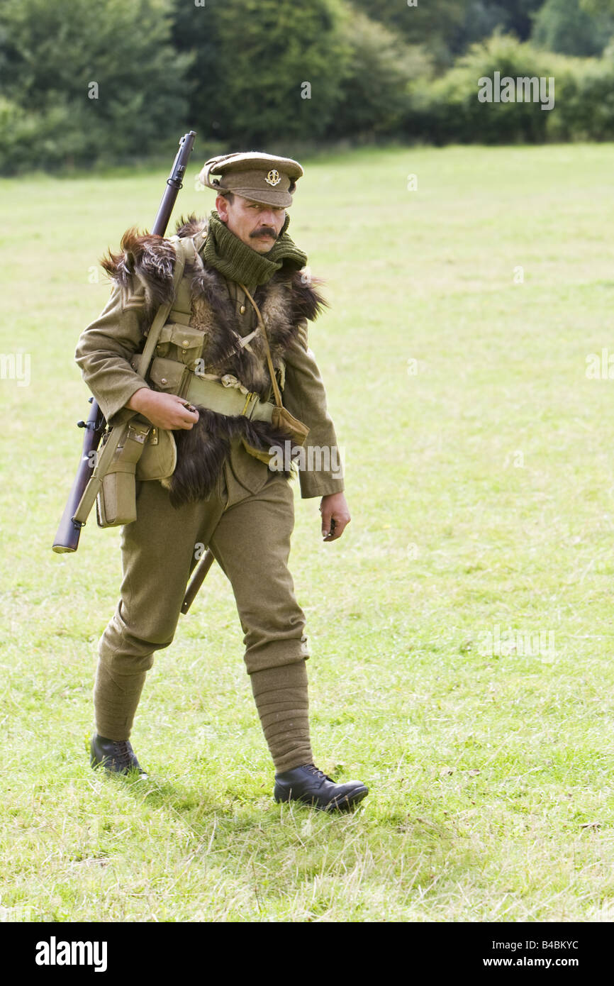 Moustached Caporale esercito britannico Grande Guerra con pelle di capra Jerkin & Lee Enfield Rifle Foto Stock