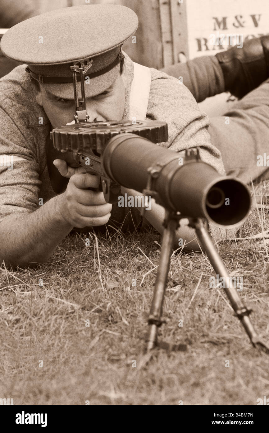 Esercito britannico Caporale opera una luce di Lewis Machine Gun - seppia Foto Stock
