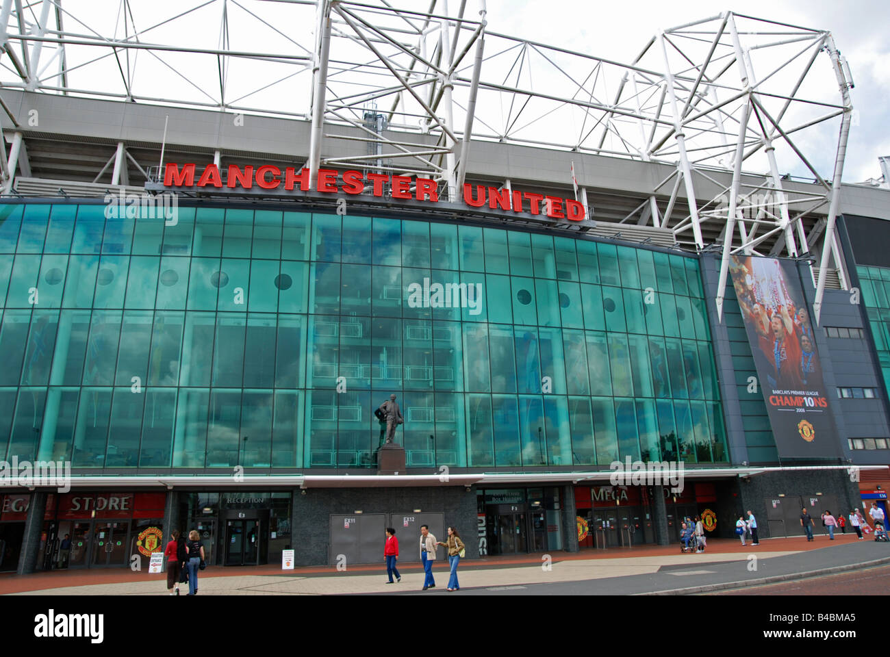 Al di fuori di Old Trafford casa del manchester united football club,l'Inghilterra,uk Foto Stock