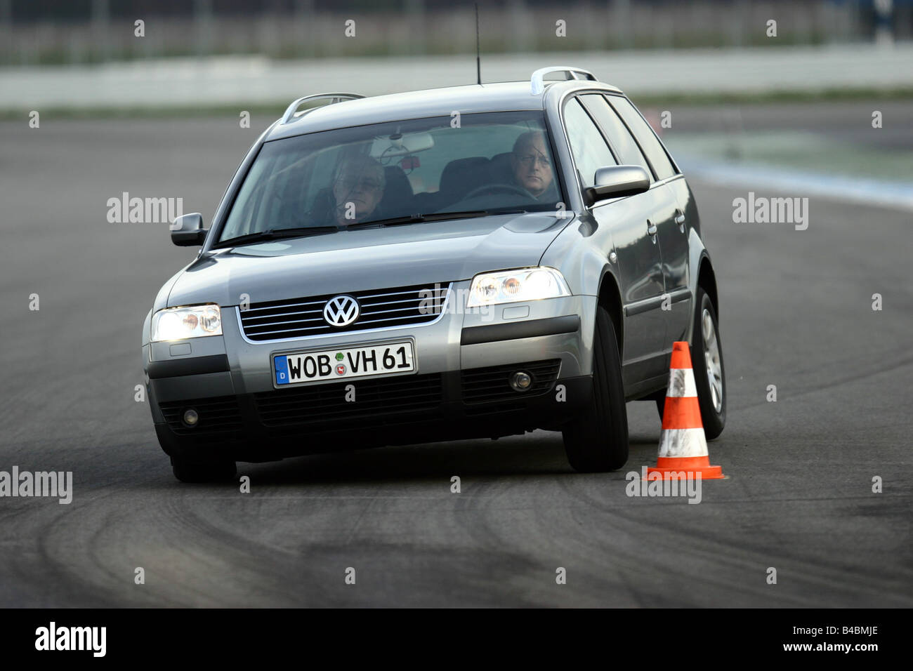 Auto VW Volkswagen Passat variante 1,8 T, classe media, modello anno 2001-, argento, berlina, FGHDS, guida, diagonale dal p. Foto Stock