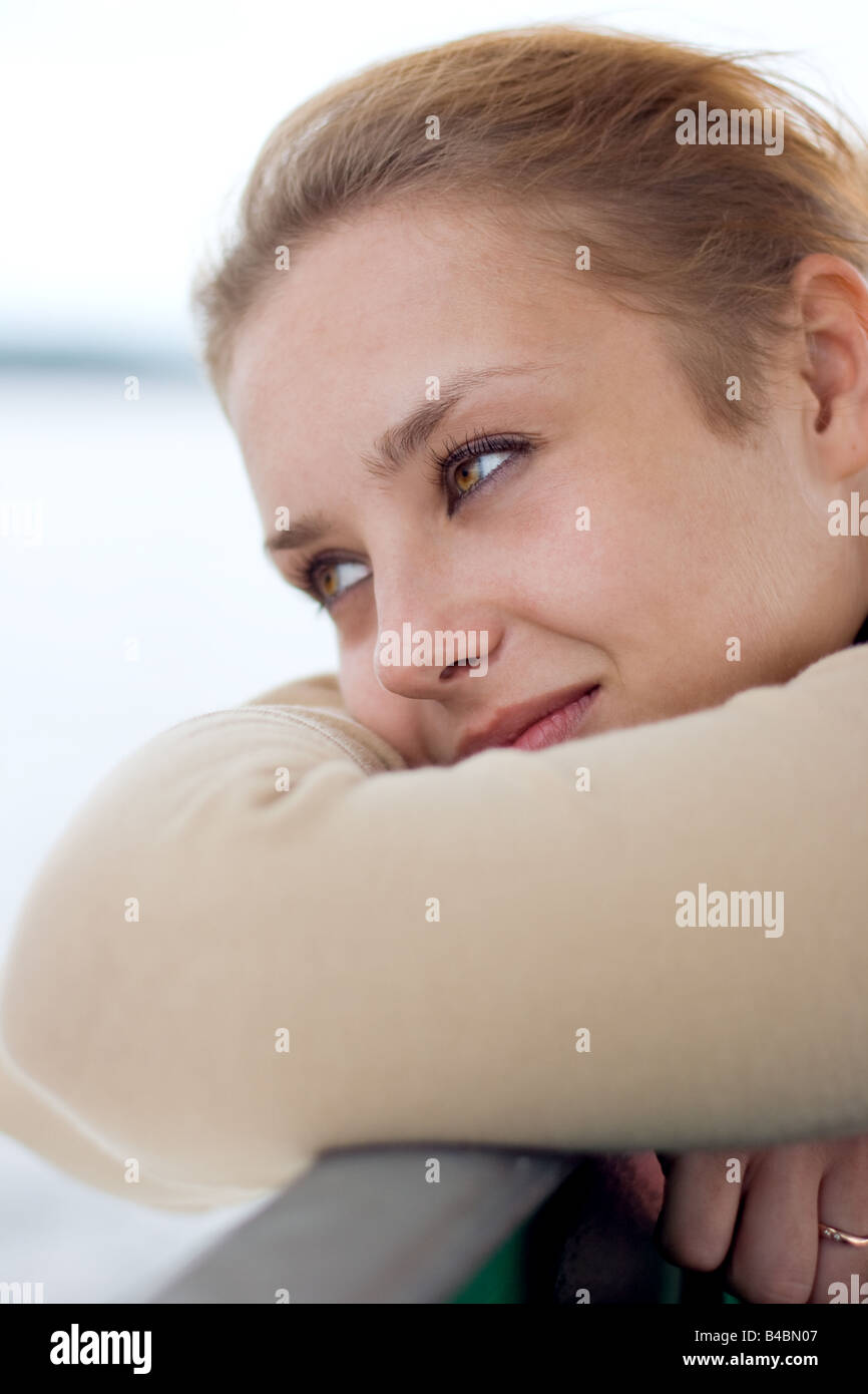 Ritratto di bella ragazza con riflessi meditativa Foto Stock