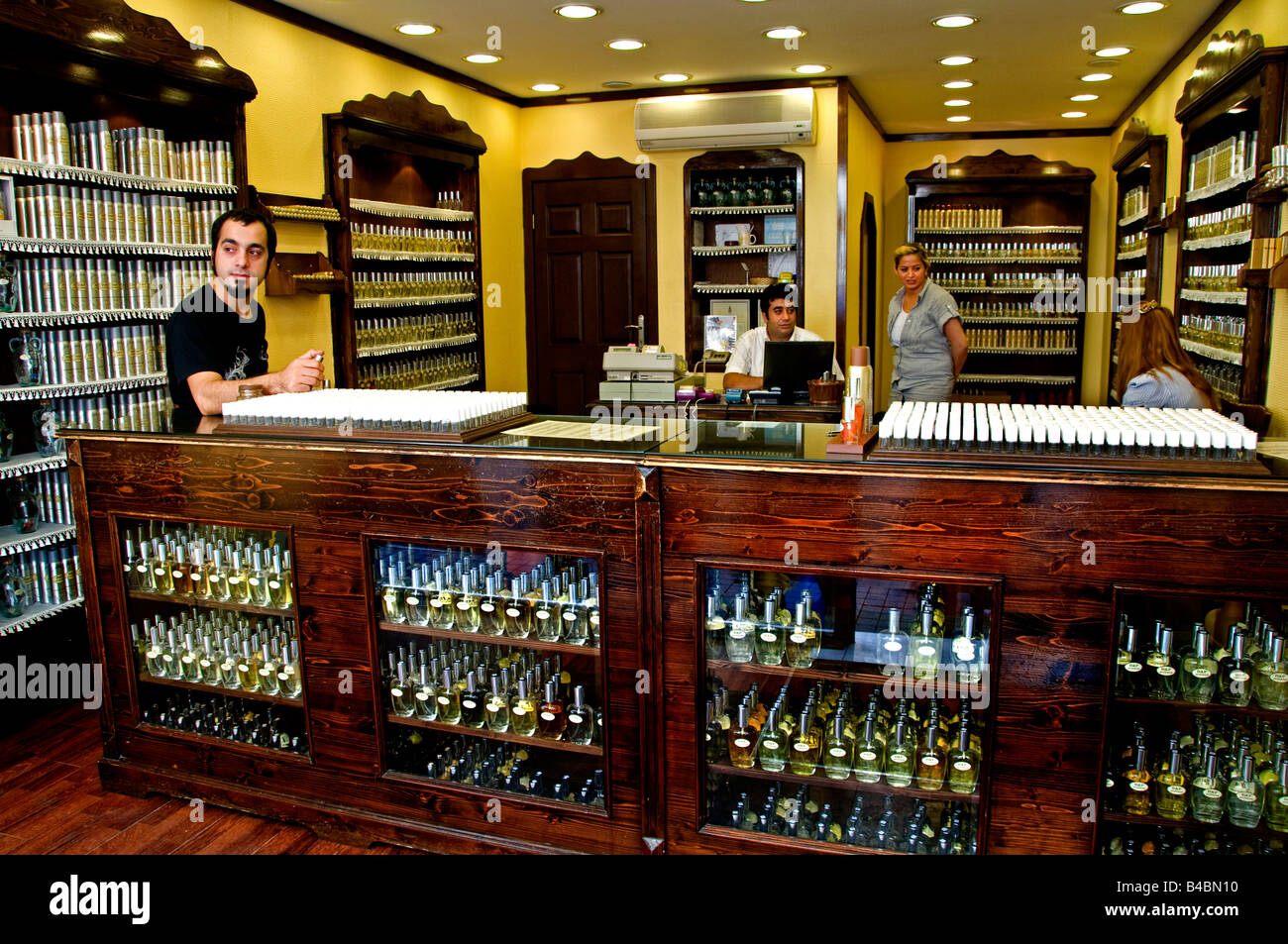 Istanbul Istiklal Caddesi Beyoglu shopping street trimestre profumo profumi  drug store profumo profumo olio profumeria cosmetico Foto stock - Alamy