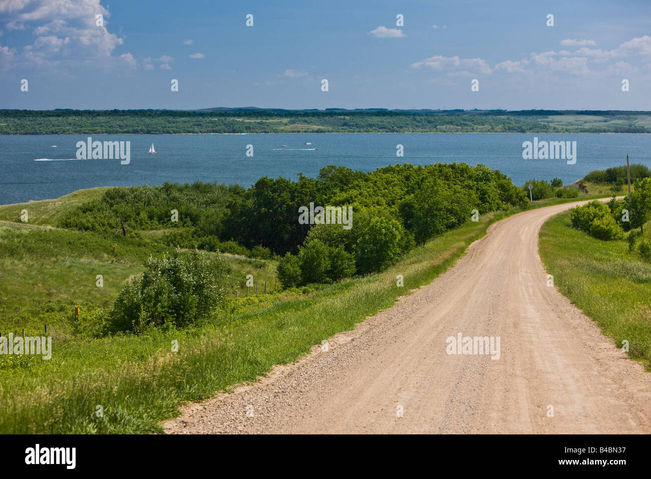 Strada che conduce al Pelican Pointe sulle rive dell ultimo lago di montagna, Qu'appelle Valley, Saskatchewan, Canada. Foto Stock