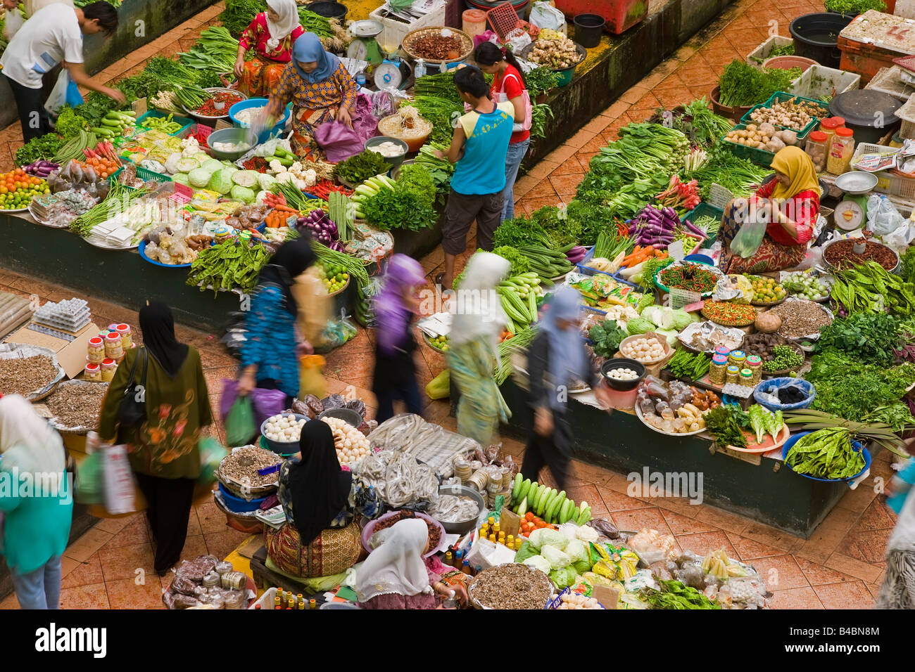 Asia, Malaysia, Kelantan Stato, Kota Bharu, Donne per la vendita di frutta e verdura nelle città mercato centrale Foto Stock